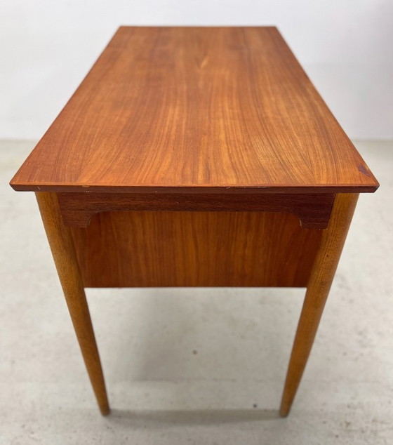 Image 1 of Dänischer Petite Teak-Schreibtisch, 1950er Jahre.