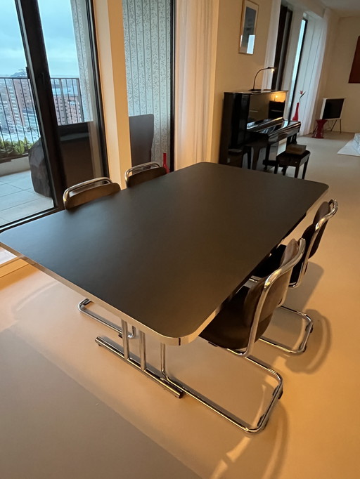 Table de salle à manger Tara avec plateau en linoléum noir