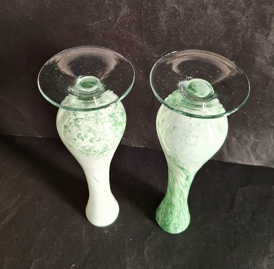 Image 1 of Deux vases vintage en verre blanc sur pied, ornés d'un tourbillon vert clair. Fabrication artisanale des années 1960 et 1970.
