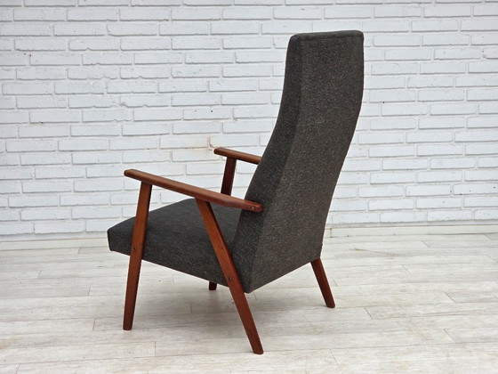 Image 1 of Sillón danés de respaldo alto de la década de 1970, tapizado en tela y madera de teca.