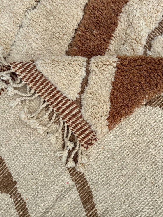 Image 1 of Berber Marokkaans Mrirt wollen tapijt 210x300 cm – Handgeweven neutraal Berber tapijt
