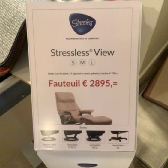 Image 1 of Sillón reclinable Stressless View con otomana