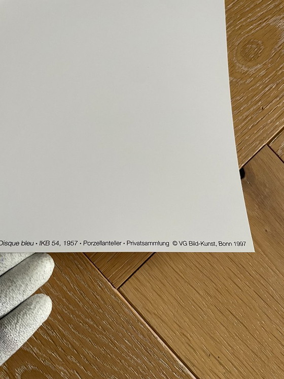 Image 1 of Yves Klein (1928-1962), Disque bleu, IKB 54, 1957, copyright VG Bild-Kunst, Bonn 1997, stampato in Germania