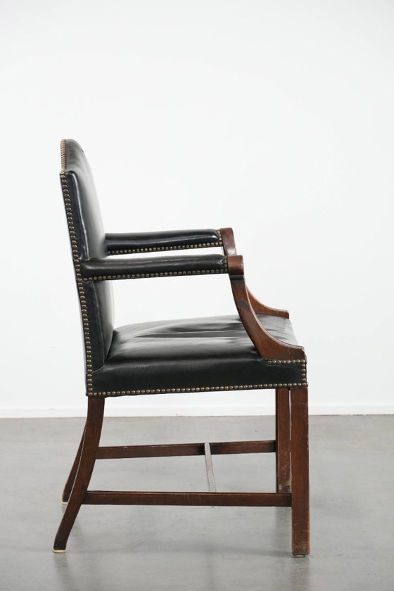 Image 1 of Lujosa silla auxiliar/escritorio/silla Gainsborough antigua de madera y piel de vaca negra de estilo inglés