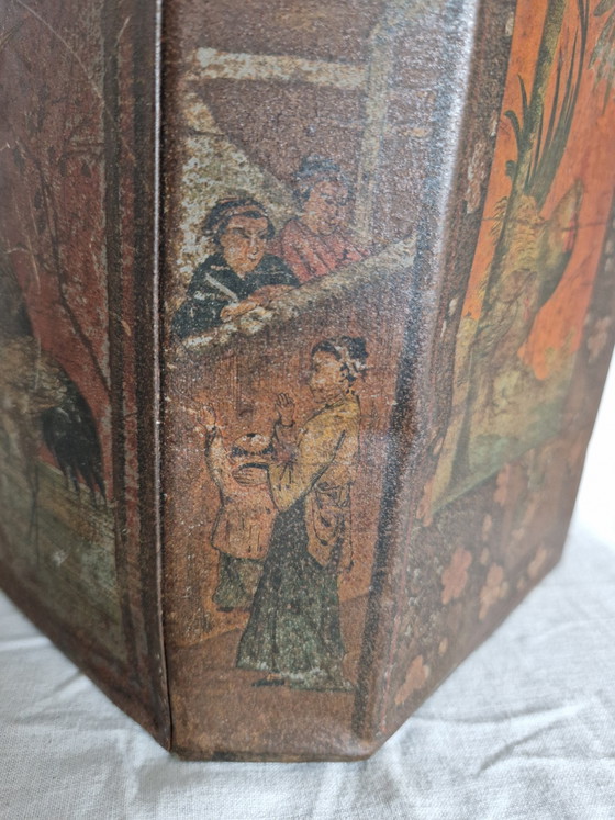 Image 1 of Boîte à thé hexagonale ancienne – en tôle peinte à décor japonisant/chinoiserie – vers 1850-1880