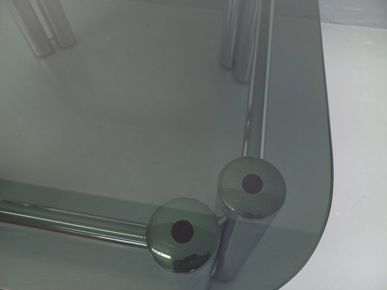 Image 1 of Vintage Italiaanse vierkante Space Age salontafel van gerookt glas en verchroomd metaal uit de jaren 70