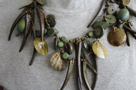 Image 1 of Opvallende halsketting, groene houten schelpen, extravagant, modern, handgemaakt