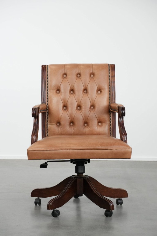 Fauteuil de bureau Chesterfield pivotant et inclinable en cuir et bois, style anglais, sur roulettes.