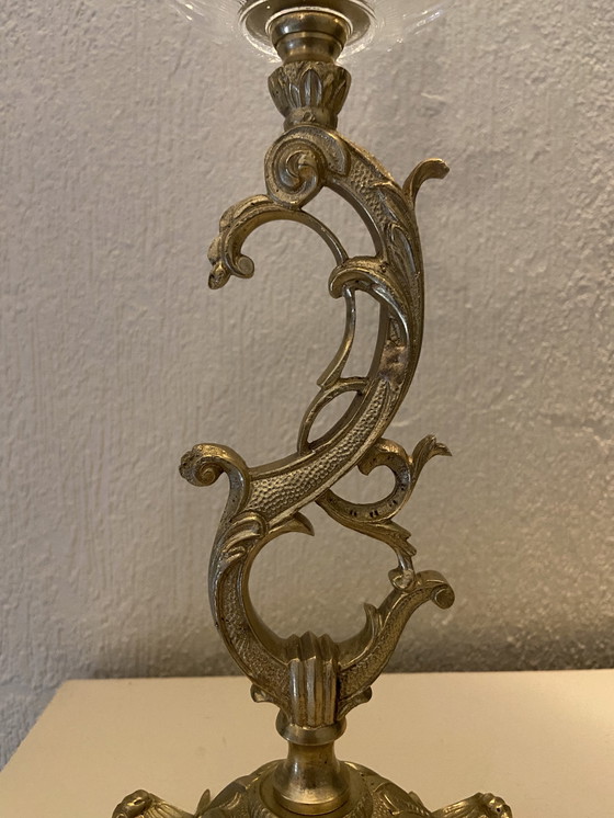 Image 1 of Een paar bronzen kandelaars met kristallen kaarsenhouders, omgebouwd tot lampen.