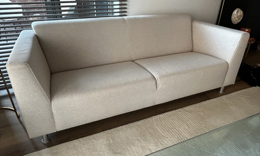 Schönes 2,5-Sitzer Sofa in hellem Stoff