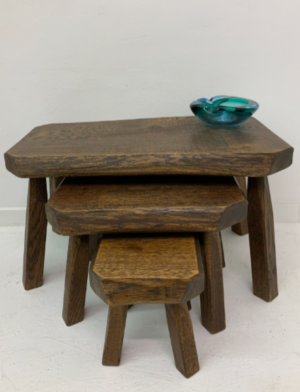 Set di 3 tavolini impilabili in legno di quercia in stile brutalista, anni '70