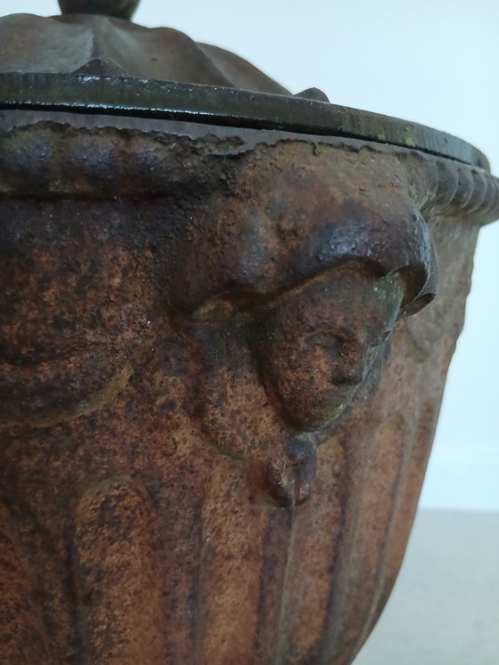Image 1 of Großer gusseiserner Gartenbecher mit Deckel