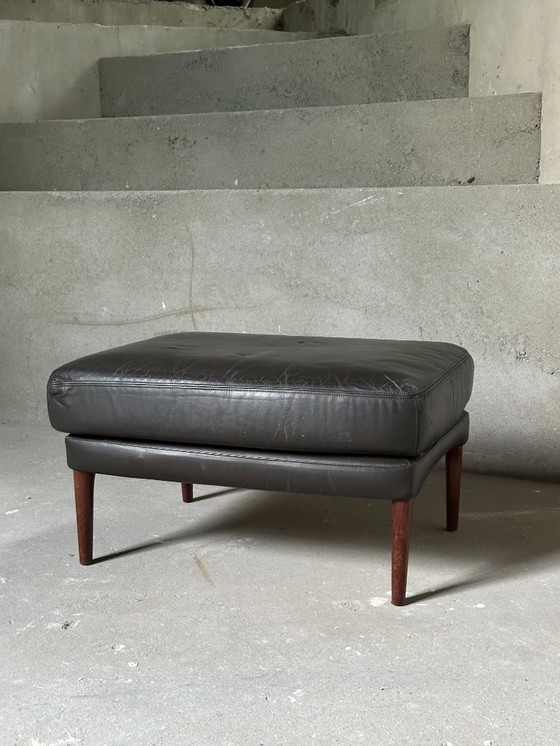 Image 1 of pouf in pelle palissandro