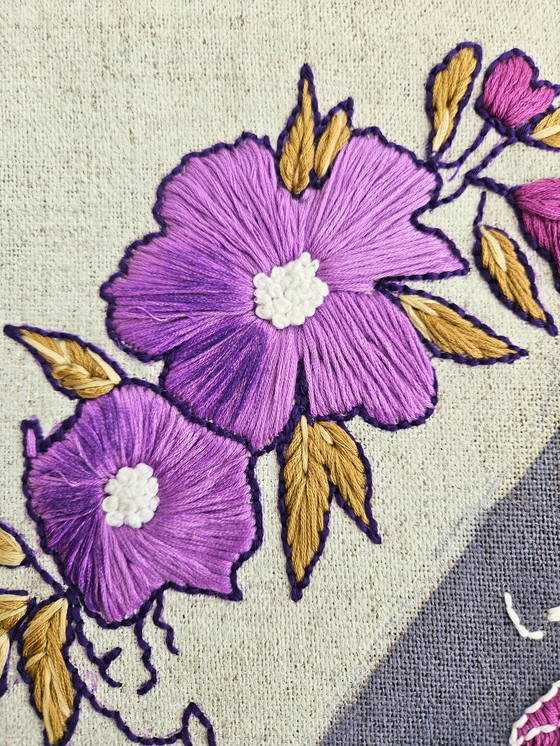 Image 1 of Ricamo fatto a mano su tela – Linea floreale viola su tela di lino – 45 x 35 cm