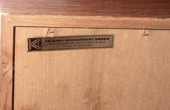 Image 1 of Biblioteca, estantería cerrada, teca danesa, obra de Borge Mogensen para Karl Andersson & Söner, 1960.