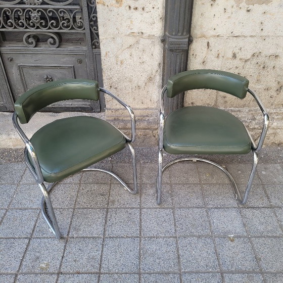 Image 1 of Een paar Bauhaus-fauteuils, verchroomd staal en groen leer, Moderne Beweging, jaren 70 – Zwitserland