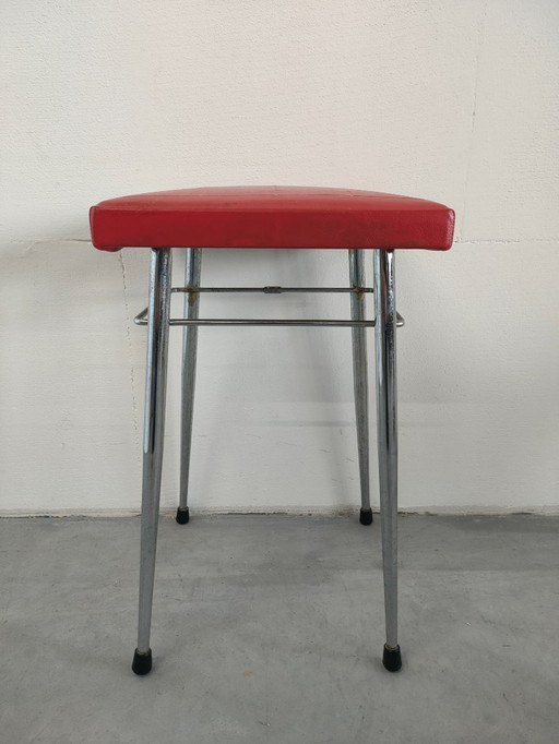 Sgabello industriale vintage anni '60/'70 con sedile in similpelle rossa.
