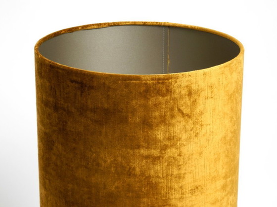 Image 1 of Rarissima grande lampada da tavolo in ottone degli anni '70 con paralume in velluto nuovo di Aneta Växjö Svezia