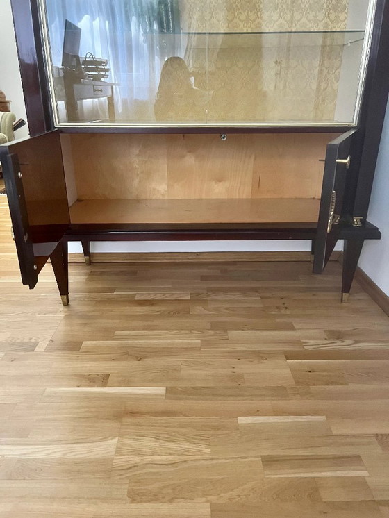 Image 1 of Vetrina vintage in stile Impero francese. Vetrina Art Déco con elementi in ottone su legno di mogano e tessuto broccato
