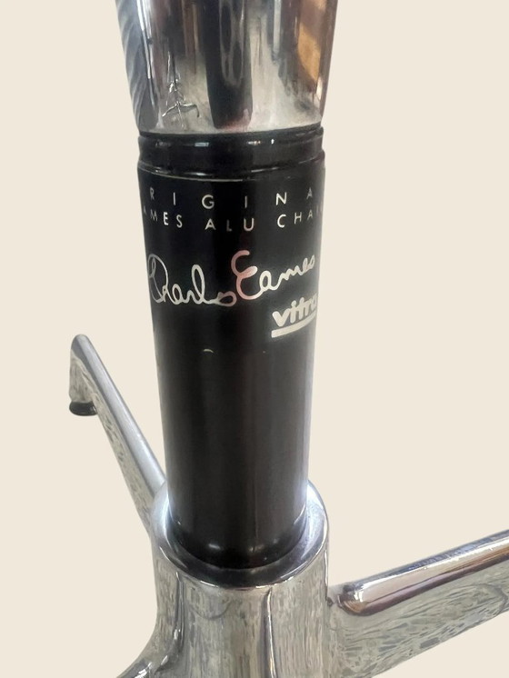 Image 1 of Original Vintage Vitra EA 105 hergestellt 1986. Ray und Charles Eams Drehstuhl mit dunkel braunem Lederbezug und Label