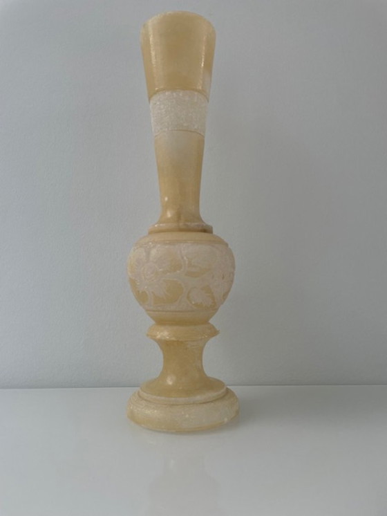 Image 1 of Vaso vintage in alabastro con dettagli decorativi – 32 cm
