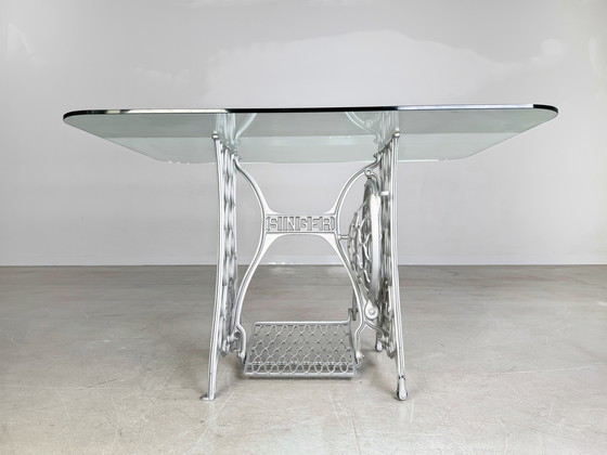 Image 1 of Midcentury eettafel glazen tafel Singer naaimachines gietijzer uniek stuk