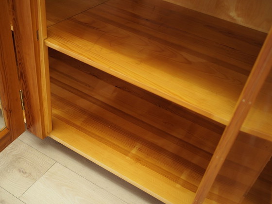 Image 1 of Vitrine en pin, design danois, années 1980, production : Danemark