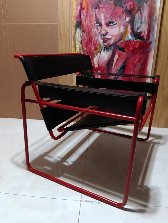 Image 1 of Bolso Knoll Wassily B3 rojo mate, nuevo-usado, en piel negra, de Marcel Breuer.
