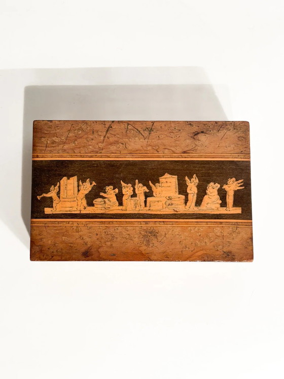 Boîte en bois ornée de figures sculptées, fabrication de Sorrente, années 1950 – Objets déco, Wood, Velvet (photo 2 of 8)