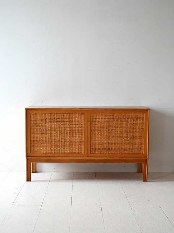 Image 1 of Scandinavische eiken kast met geweven rotan deuren