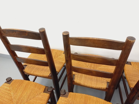 Image 1 of Set van 6 vintage brutalistische stoelen van Georges Robert, gemaakt van hout en stro, uit de jaren 50 en 60.