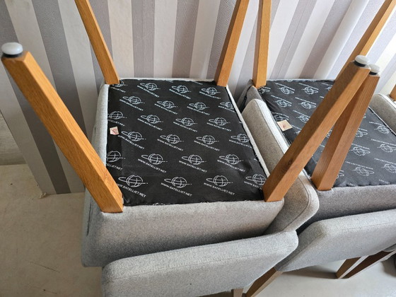 Image 1 of 4x Sateliet eetkamerstoel met armleuning – grijs / houten poten