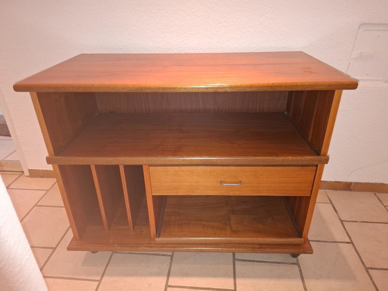 Image 1 of Houten ladekast met lade, uittrekbare planken en wielen.