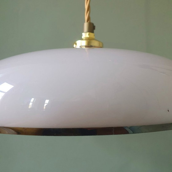 Image 1 of Lampada a sospensione vintage in vetro opalino rosa pastello con finiture dorate.