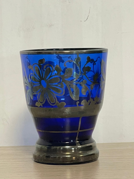 Image 1 of Rosolio-fles: 1 fles en 12 met zilver versierde glazen.