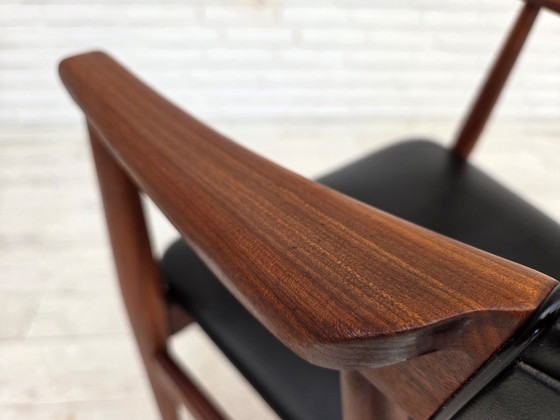Image 1 of Fauteuil danois des années 1960. Bois de teck, similicuir noir.
