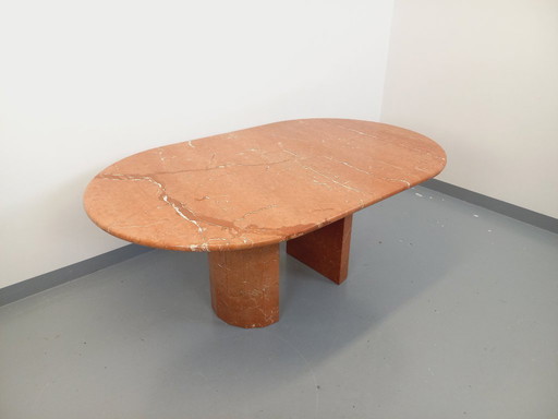 Vintage ovale eettafel van roze marmer uit de jaren 70/80.