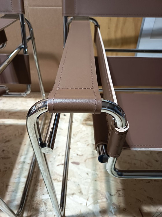 Image 1 of Poltrone Knoll Wassily B3 2 nuove/usate in pelle color noce di Marcel Breuer € 4.400