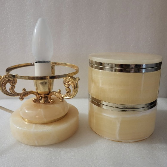 Image 1 of Lampe à poser en albâtre et laiton 