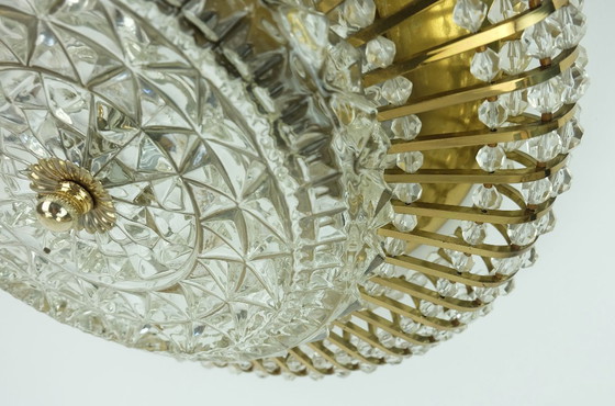 Image 1 of Lámpara de techo de mediados de siglo de la década de 1960, lámpara de techo de latón y vidrio, estilo Hollywood Regency.