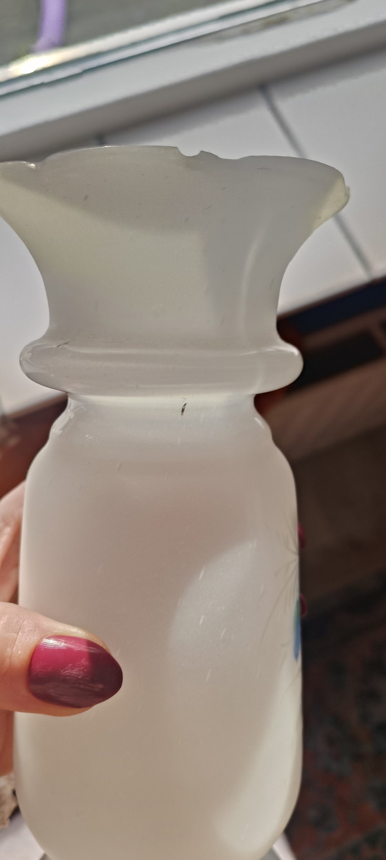 Image 1 of Mundgeblasene Opalinvase – Französisch, handbemalt