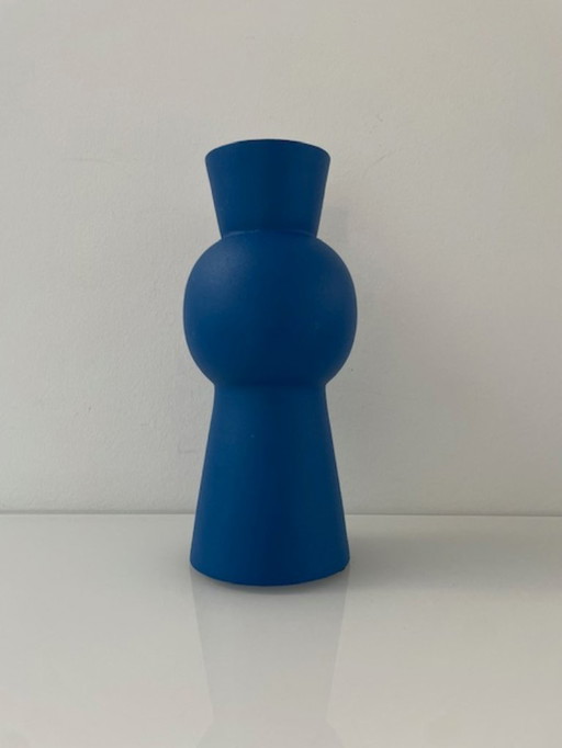 Jarrón de diseño moderno azul fabricado en aluminio con recubrimiento en polvo.