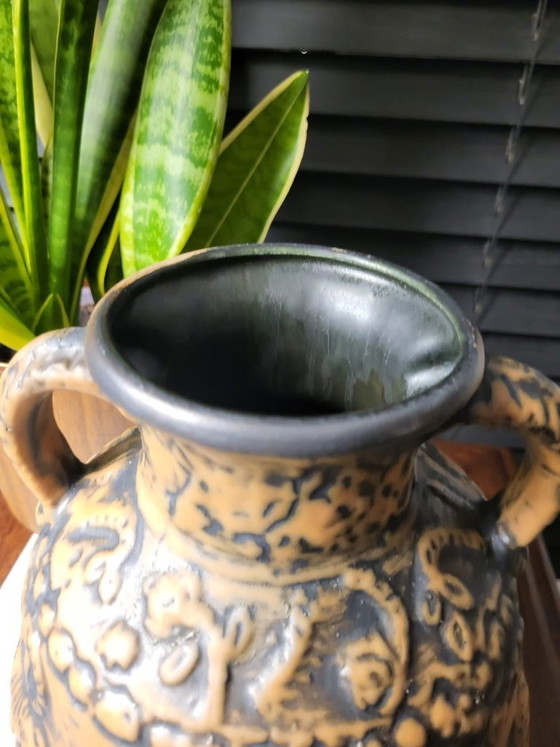 Image 1 of Vaso Jasba vintage, in ceramica con manici, decorato a rilievo con animali, Germania Ovest