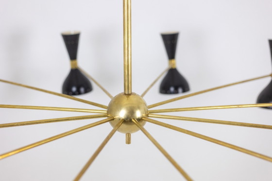 Diabolo kroonluchter met 12 lampen in zwart gelakt metaal. Hedendaags. – Metal, Brass (photo 3 of 11)
