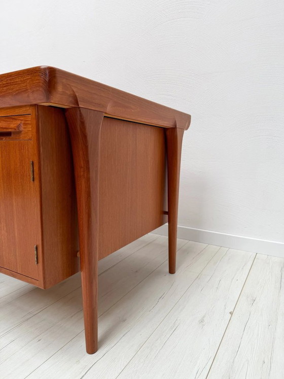 Image 1 of Vintage Deens design teakhouten directiebureau van Ib Kofod-Larsen, mid-century modern schrijfbureau, jaren 60