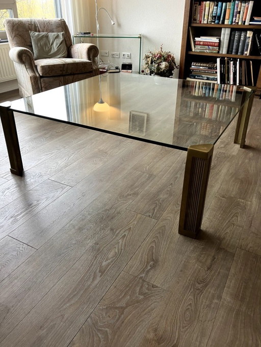 Table basse Peter Ghyczy avec plateau en verre et pieds en laiton 120x120