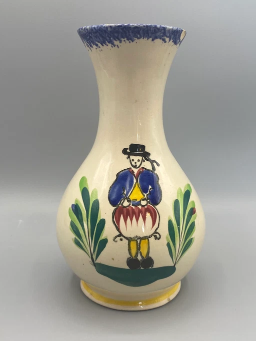 Vaso in maiolica bretone con decorazione a tema costume tradizionale. – decoratieve objecten