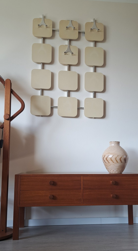 Image 1 of Porte-manteau mural vintage années 70, style Space Age, design milieu du siècle, beige chromé