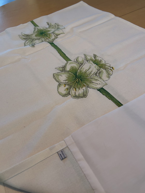 Image 1 of Uniek handgeborduurd tafelkleed