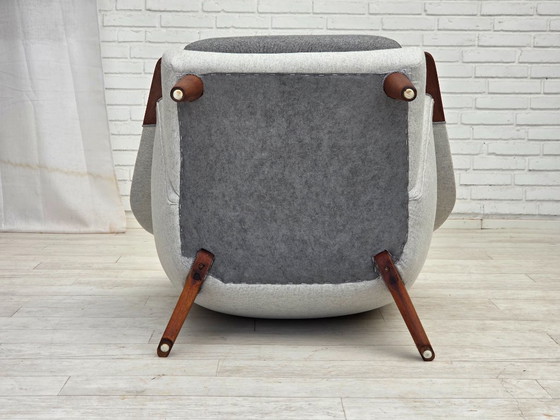 Image 1 of 1970er Jahre, dänischer Sessel mit hoher Rückenlehne und Hocker, Wolle, Teakholz.